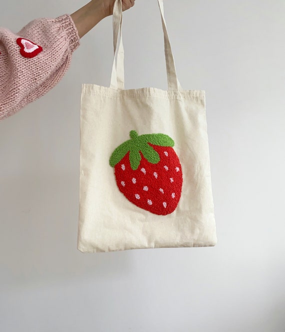 ハンドタフテッドパンチニードルトートバッグ、ストロベリー刺繍