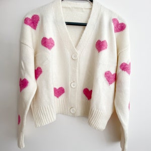 Cardigan unique avec coeurs roses, cadeau de la Saint-Valentin pour elle, haut tricoté, pull doux pour femmes, tenue tricotée pour femmes, veste bas vers le haut du col en V image 4