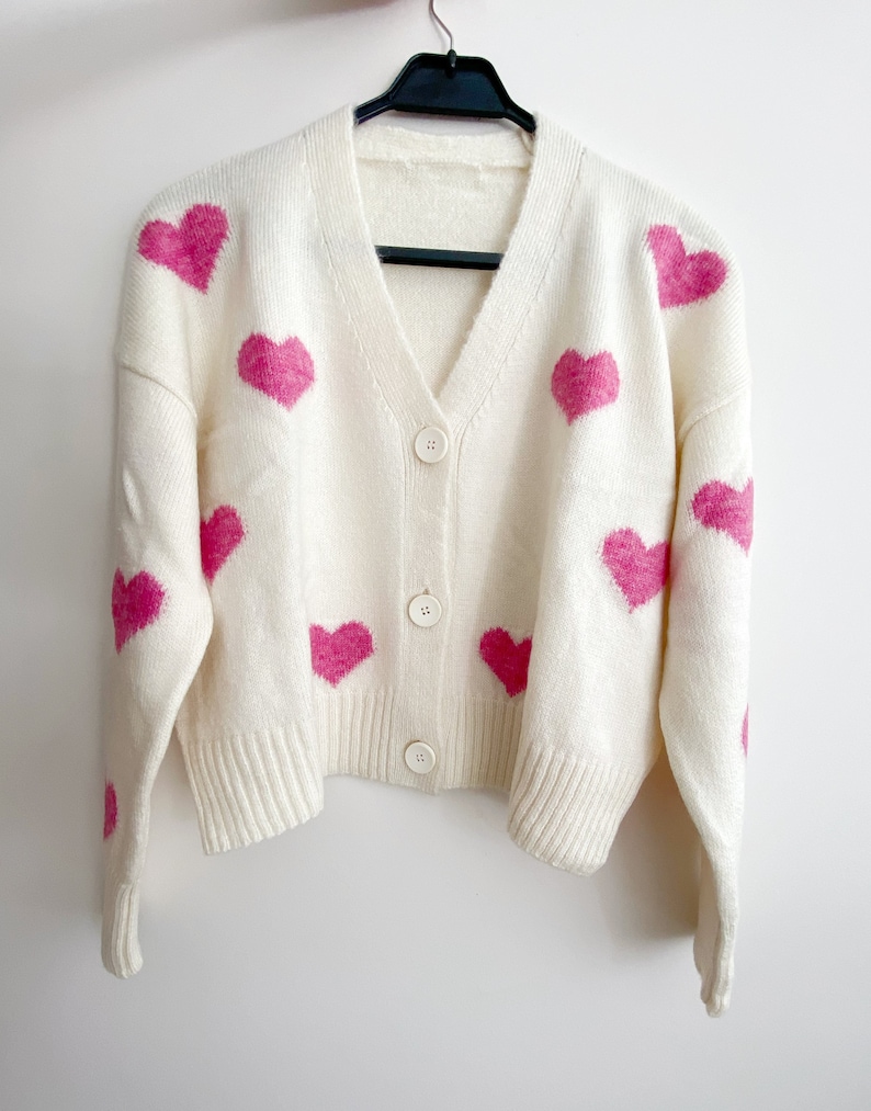 Cardigan unique avec coeurs roses, cadeau de la Saint-Valentin pour elle, haut tricoté, pull doux pour femmes, tenue tricotée pour femmes, veste bas vers le haut du col en V image 4