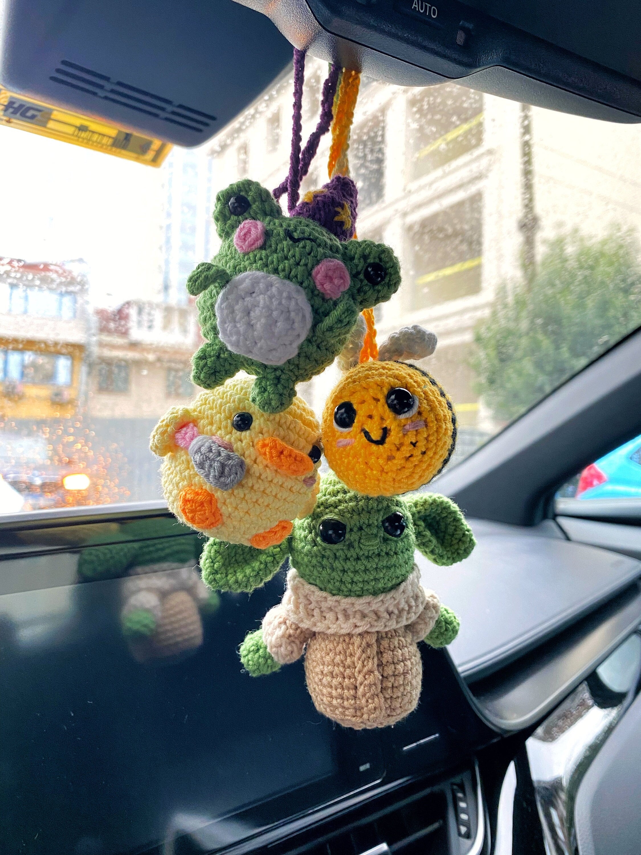 Niedliche Auto Spiegel Hängezubehör, häkeln Auto Aufhänger, Honig Biene  Zubehör, Frauen Teen Frosch Ornament, Boho Charm Decor - .de