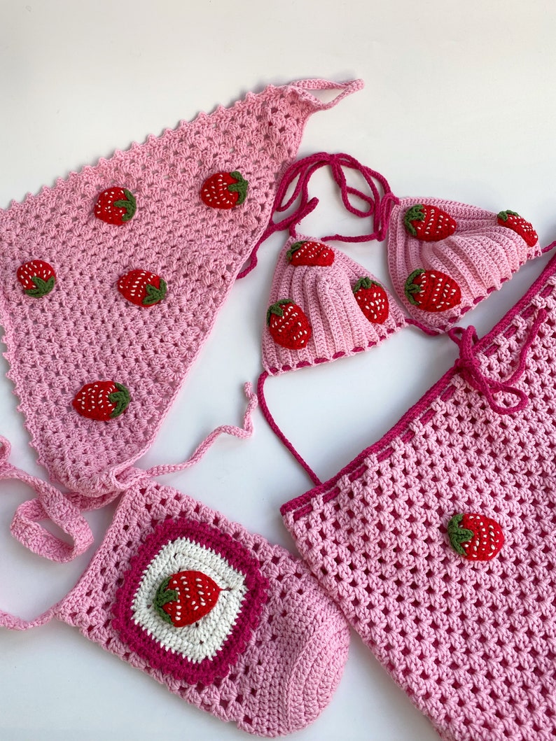 Ensemble de jupe de bikini au crochet de fraise tricoté à la main, robe en tricot dété, sac de bouteille deau au crochet, tenue de festival Boho, bandeaux de tête de vêtements de plage au crochet image 7