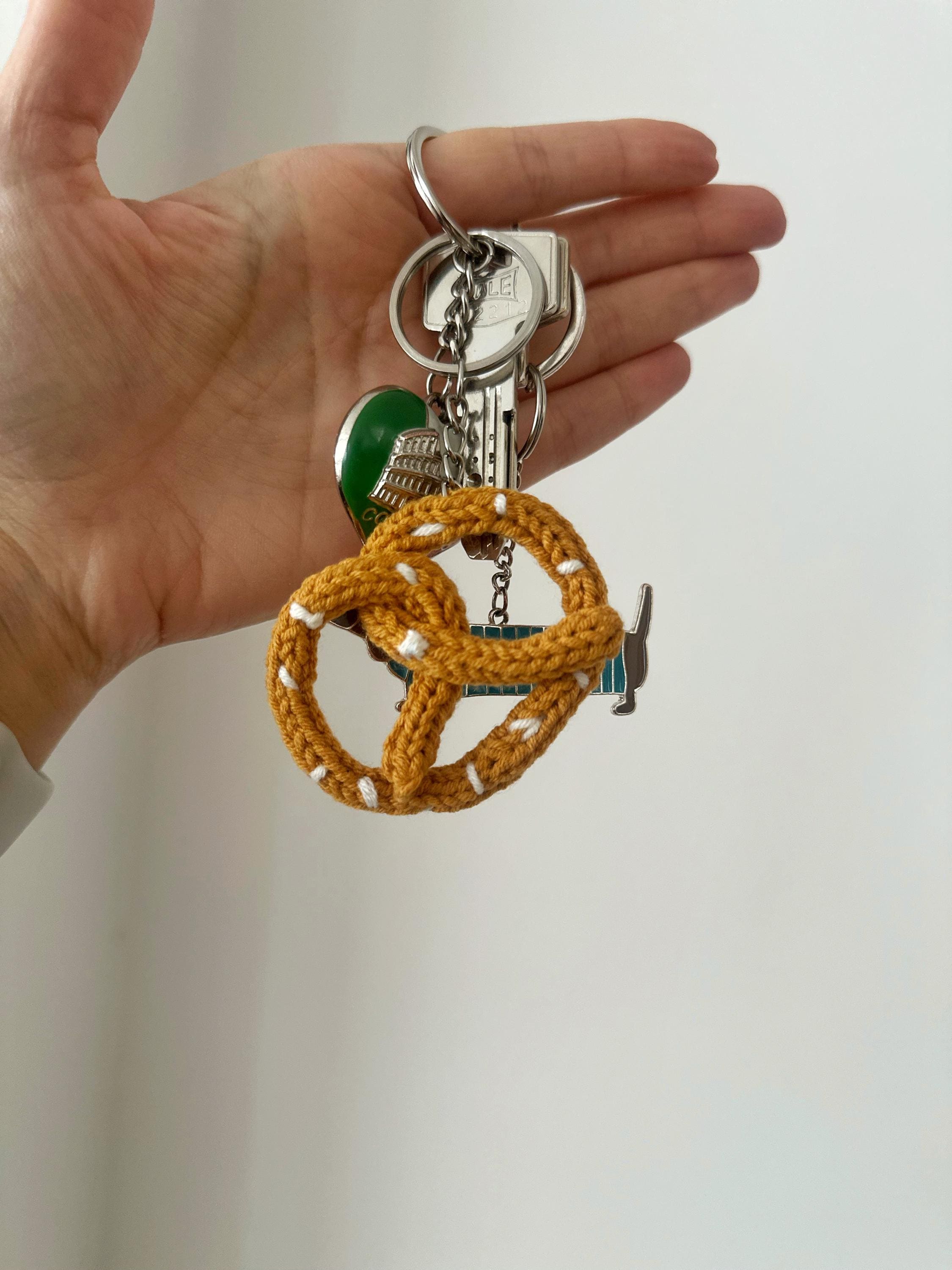 手作りのかわいいかぎ針編みプレッツェルキーホルダー、かぎ針