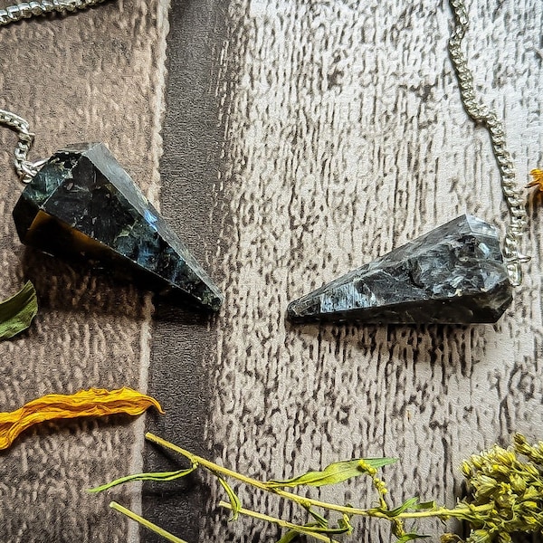 Larvikit Kristall Pendel | Mineral Edelstein Wahrsagungswerkzeug für traditionelle Hexen, CunningFolk, Pagans + Wiccans für Dowsing & Divining