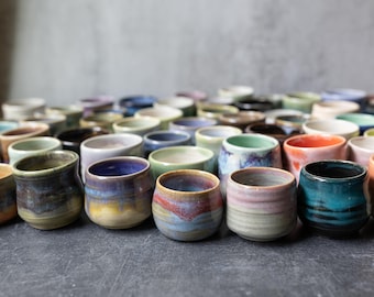 Vasos pequeños // Vaso de cerámica hecho a mano de 1 a 2 oz // Vaso de chupito de cerámica // Porta palillos // Vaso para sake