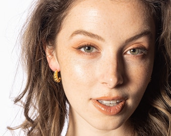 Pendientes pequeños de oro con forma de croissant - No se empañan - Resistentes al agua - Pendientes estilo boho - Pendientes de aro de oro con forma de croissant a la moda - Regalo para ella - Pendientes de oro