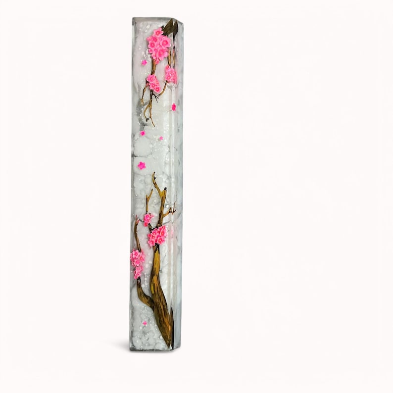 Peut inclure: Un bloc rectangulaire transparent de r&eacute;sine avec un fond blanc et des fleurs de cerisier roses et des branches brunes &agrave; l'int&eacute;rieur.