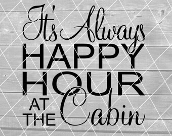 SVG - Zawsze jest Happy Hour w domku letniskowym, domku letniskowym, lesie, piwie, winie, wektor, pobieranie cyfrowe dla Cricut (pliki svg, pdf, png, jpg)