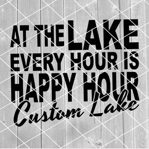 Aangepaste digitale bestanden, aan het meer elk uur is Happy Hour, aangepaste lake naam, vector, digitale download voor Cricut (svg, pdf, png, jpg bestanden)