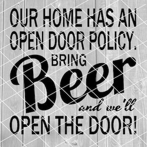 SVG - Home heeft open deurbeleid Breng bier We zullen de deur openen, grappige bieruitspraken, digitale download voor Cricut (svg, pdf, png, dxf, jpg)