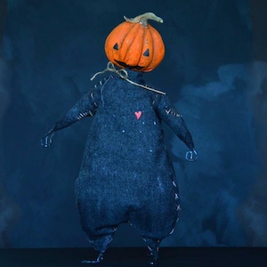 Handgemachte Halloween-Kürbiskopf-Puppe, primitive Kunstpuppe, stehende Stofffigur und umweltfreundliche saisonale Dekoration