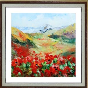 Pode incluir: Uma pintura a óleo emoldurada de 17,78x17,78cm apresentando uma paisagem com papoulas vermelhas vibrantes em primeiro plano, colinas verdes onduladas no plano médio e montanhas distantes sob um céu azul pálido, em uma moldura de madeira castanha.