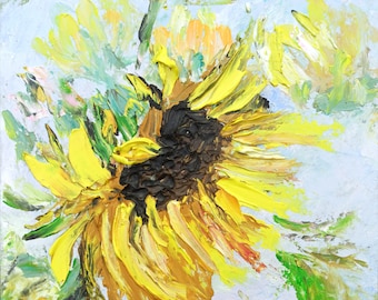 Könnte beinhalten: Eine Nahaufnahme einer gelben Sonnenblume mit einem dunkelbraunen Zentrum. Die Sonnenblume ist in einem lockeren, impressionistischen Stil mit sichtbaren Pinselstrichen gemalt. Der Hintergrund ist hellblau mit grünlichen und weißen Akzenten.