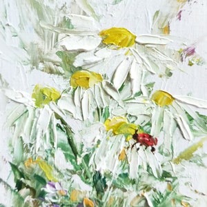 Pintura al óleo con colores neutros y prado de margaritas Pintura positiva de flores de primavera Arte floral de no me olvides