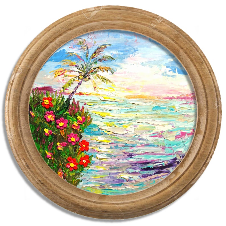 Puede incluir: Una pintura enmarcada que representa una escena de playa tropical con una palmera, flores rosas y un oc&eacute;ano azul con olas blancas.