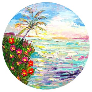 Puede incluir: Una pintura que representa una escena de playa tropical con una palmera, un cielo rosa y azul y agua turquesa. En primer plano, un grupo de flores rojas brillantes.