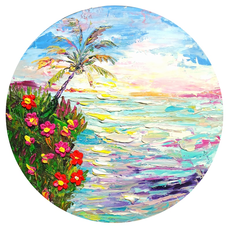 Puede incluir: Una pintura que representa una escena de playa tropical con una palmera, un cielo rosa y azul y agua turquesa. En primer plano, un grupo de flores rojas brillantes.
