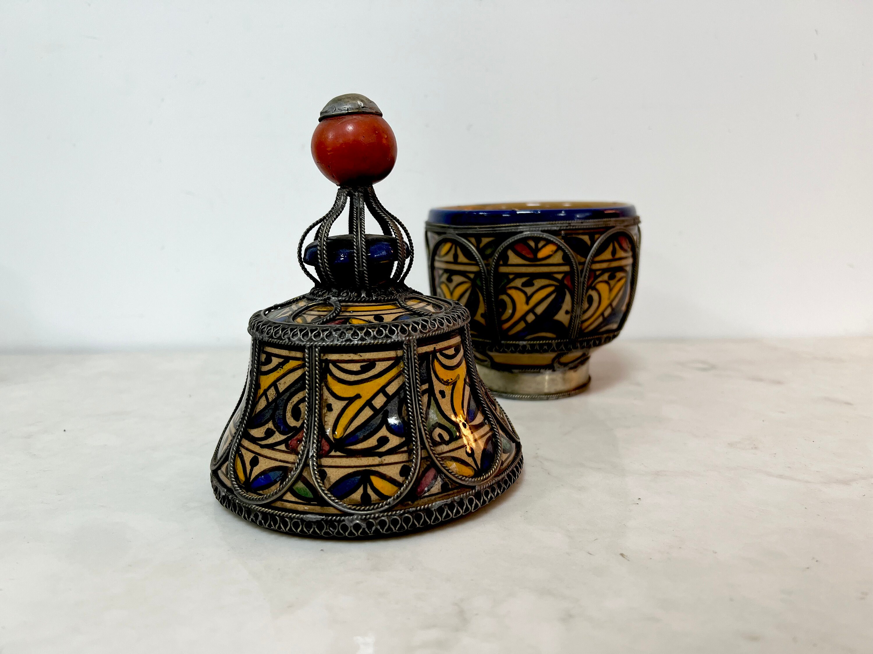 ヴィンテージのモロッコ陶器蓋付き瓶：手描きの銀細工 - Etsy 日本