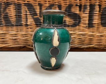 Jarrón verde marroquí vintage: cerámica geométrica pintada a mano
