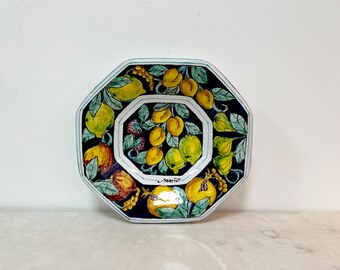 Piatto da parete in ceramica italiana d'epoca: decorazione toscana fruttata dipinta a mano