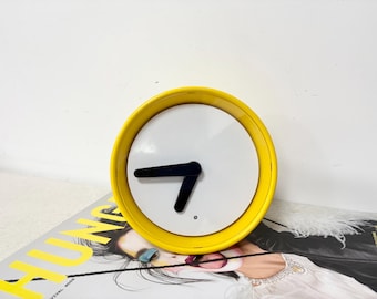 Orologio silenzioso vintage IKEA Stolpa in gomma gialla con luce integrata.