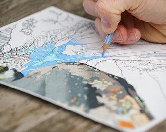 Rio fluindo pelas montanhas com grandes pedras, página para colorir para adultos, página para colorir da natureza, páginas para colorir para adultos, página para colorir água