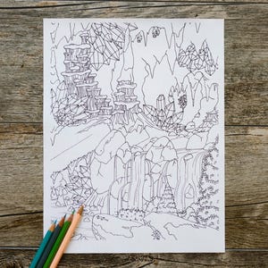 Op de afbeelding: Een zwart-witte lijntekening van een fantasielandschap met watervallen, rotsformaties en kristalstructuren. Gekleurde potloden in groen, blauw en perzik bevinden zich linksonder. De tekening staat op een wit vel papier.