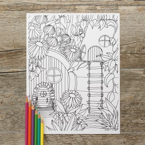Puede incluir: Un dibujo en blanco y negro de una casa de hadas con una puerta, ventanas y una escalera. La casa está rodeada de flores y plantas.