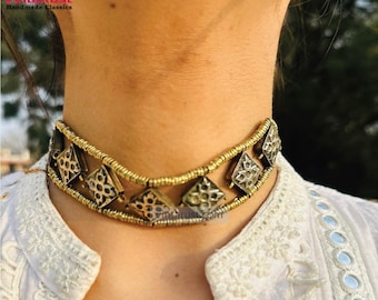 クチ トライバル チョーカー：カラフルな石とベルをあしらった