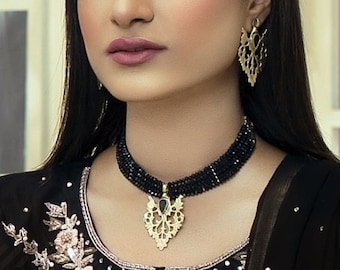 Ensemble de bijoux noirs, perles noires avec ensemble de bijoux à motif, collier ras de cou à motif pendant avec boucles d’oreilles à clous, ensemble de bijoux ethniques, fait à la main