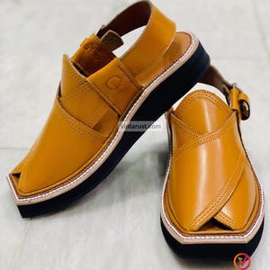 Ręcznie robione skórzane sandały Peshawari Chappal: tradycyjne obuwie w kolorze wielbłąda