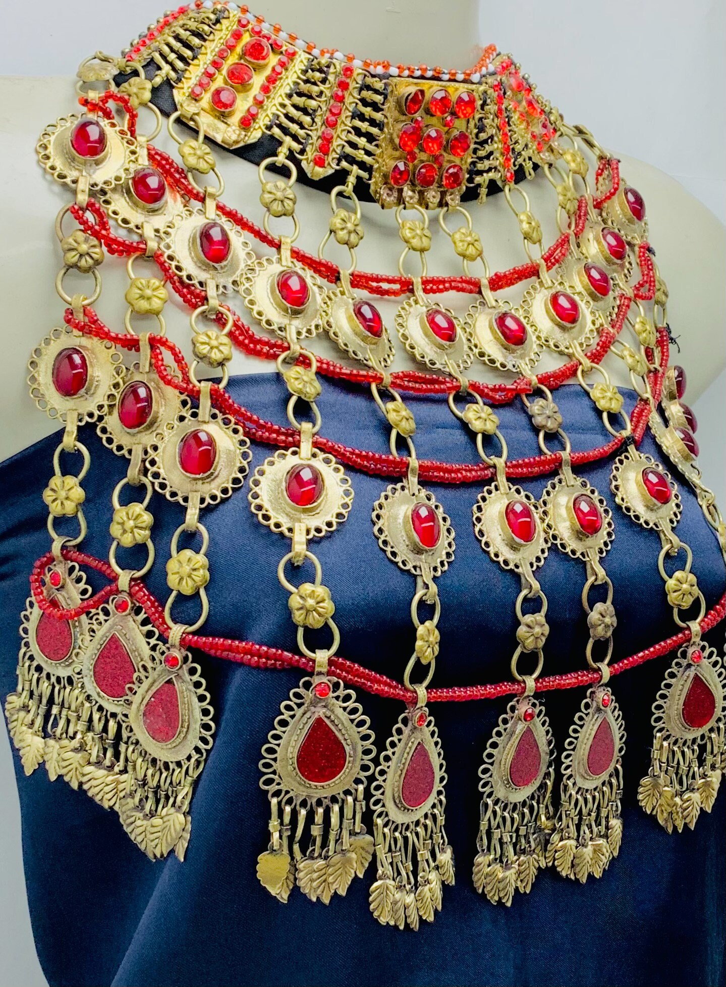 赤いガラスの石のクチチョーカー：ヴィンテージのアフガニスタンの部族