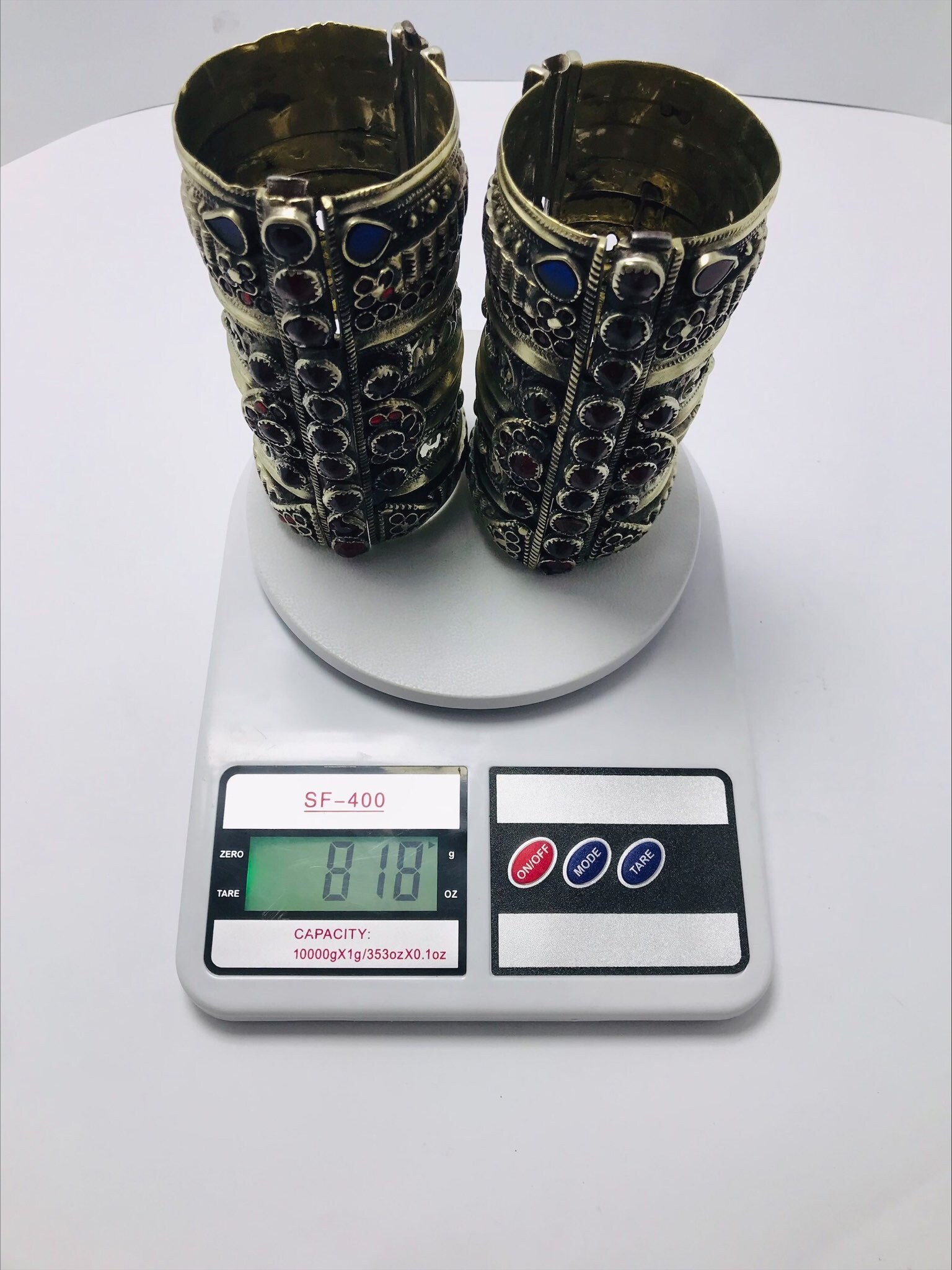 アンティーク クチ カフ ブレスレット：赤いガラスストーンの