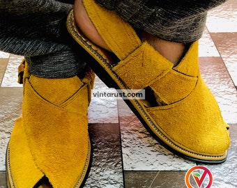 Handgemaakte leren Peshawar Chappal: traditionele gele sandalen