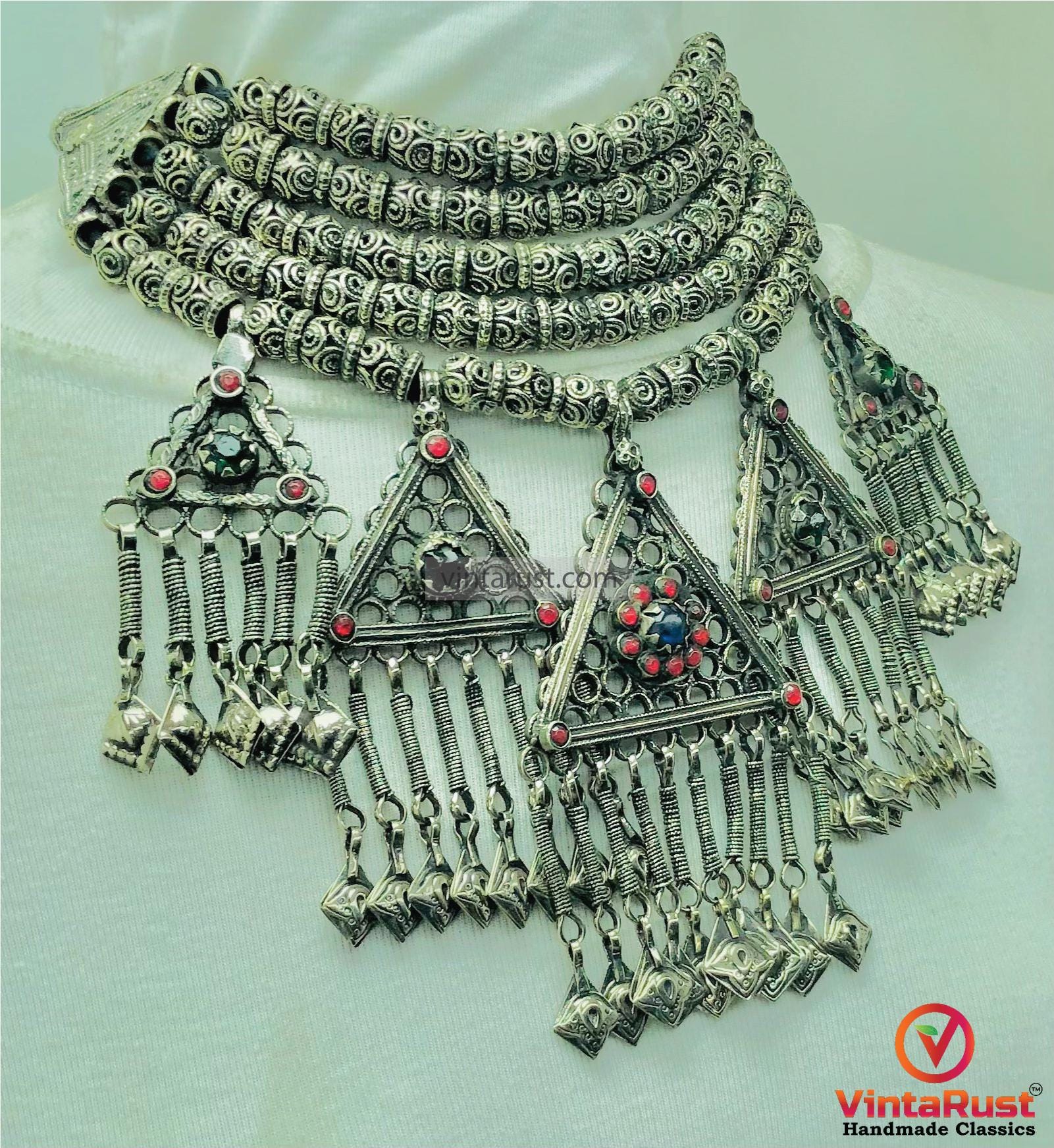 ヴィンテージ トライバル ビーズネックレス：シルバートーンペンダント