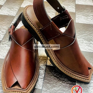 Ręcznie robiony skórzany Peshawari Chappal: tradycyjny sandał Kaptaan
