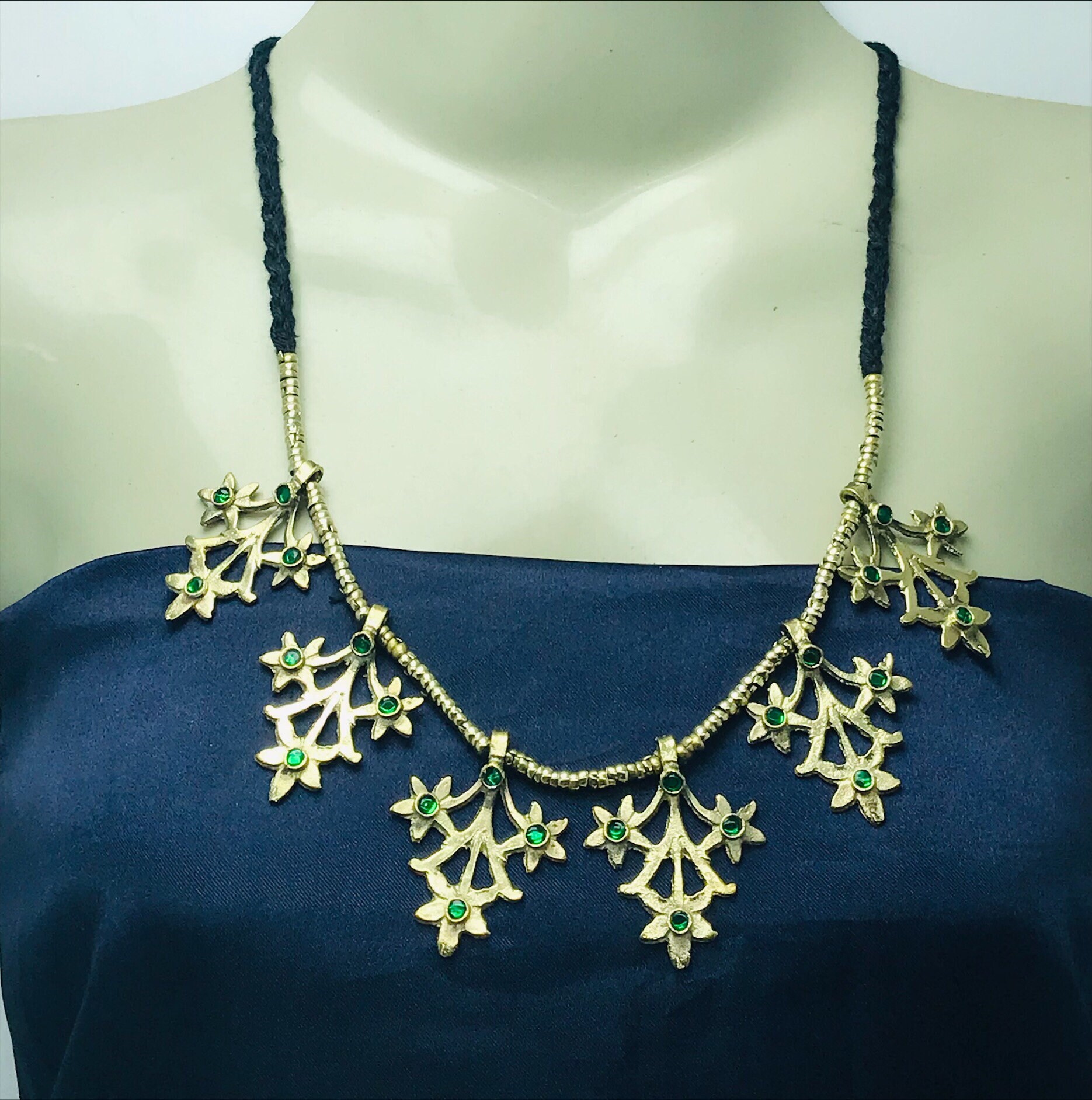 ゴールデントーンのチョーカーネックレス：グリーンガラスストーン