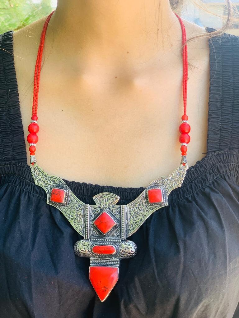 Boucles D'oreilles élégantes En Perles Avec Corail Et Coquillages Nature Morte · Photo gratuite Boucles D'oreilles élégantes En Perles Avec Corail Et Coquillages Nature Morte · Photo gratuite