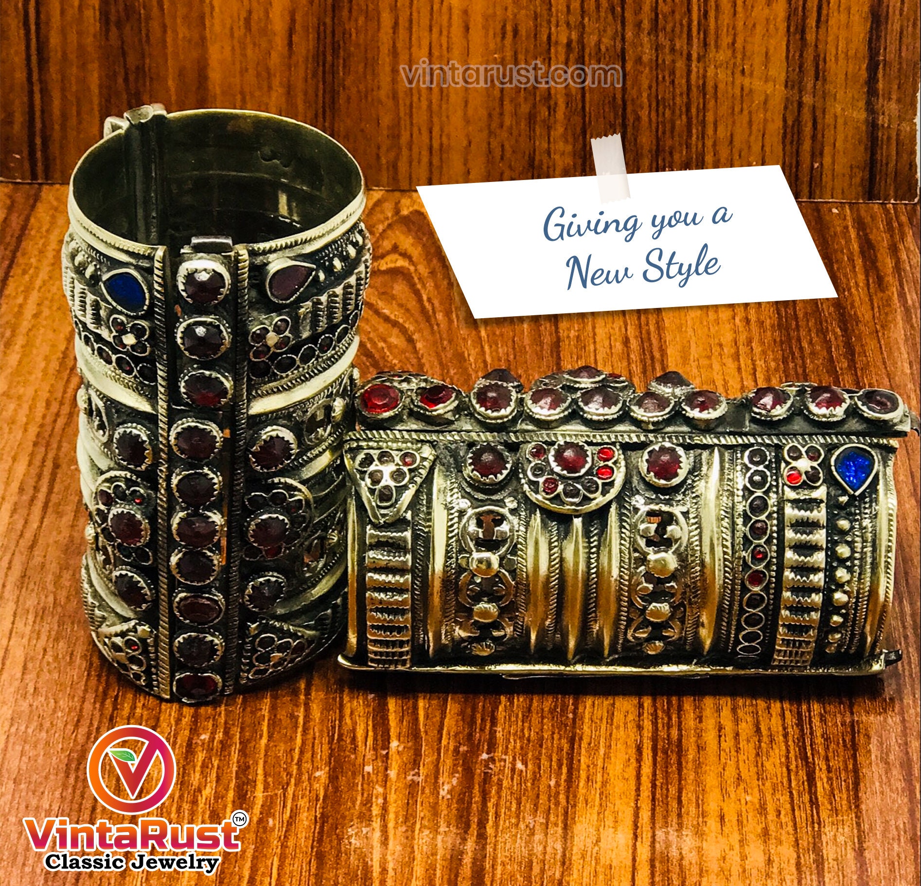 アンティーク クチ カフ ブレスレット：赤いガラスストーンの