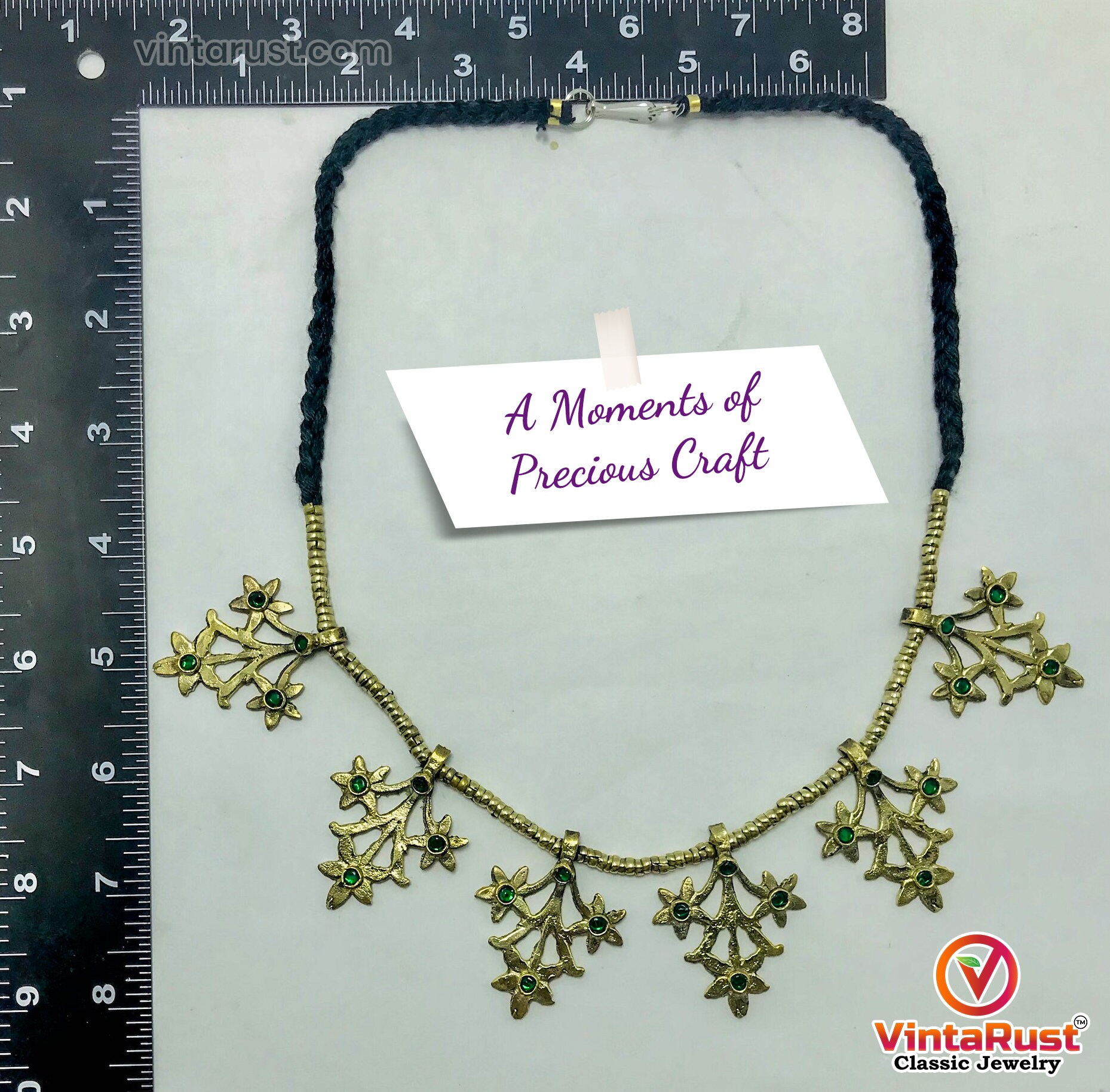 ゴールデントーンのチョーカーネックレス：グリーンガラスストーン