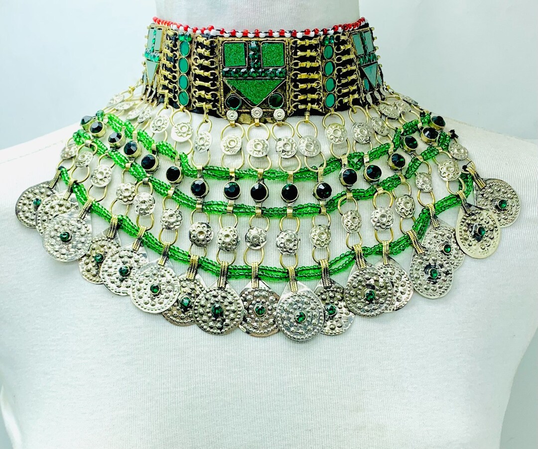 ハンドメイドのクチ族のチョーカー：グリーンストーンのアフガン