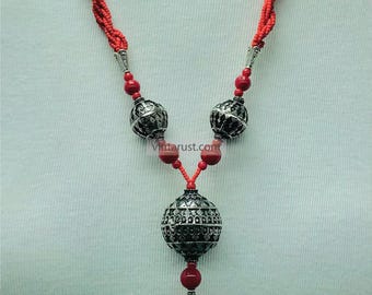 手作りの赤いビーズネックレス：トライバルタッセルペンダント