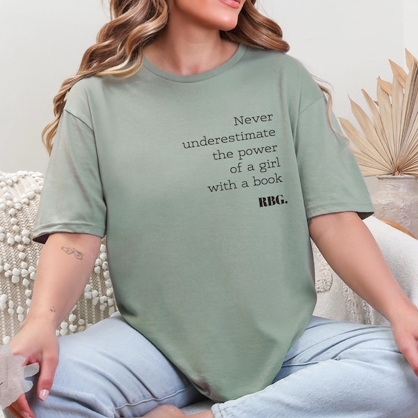 Camiseta con frase de RBG: "Nunca subestimes el poder de una chica con un libro".
