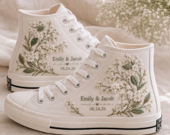 Tênis Converse de casamento bordados à mão, tênis personalizados para a noiva com nomes e data, tênis com bordado à mão de lírio-do-vale.