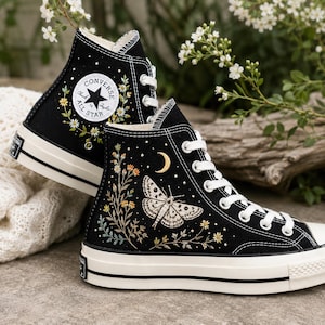 Converse-Sneaker mit Mottenstickerei, High-Top-Schuhe mit himmlischem Blumenmuster, Sneaker im Cottagecore-Mond-Design, Geschenk für Naturliebhaber