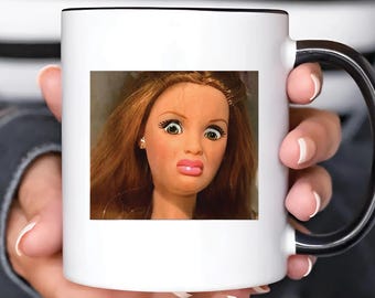 Caneca engraçada com cara de boneca enojada, caneca de café com meme de boneca enojada, presente para quem busca reação sarcástica, caneca de chá com humor peculiar, caneca com meme desvairado