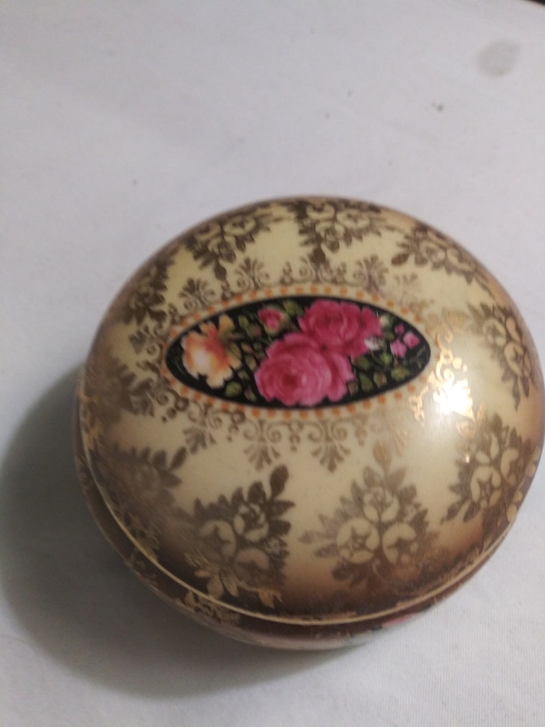 Beautiful petite Vintage Porcelain trinket box