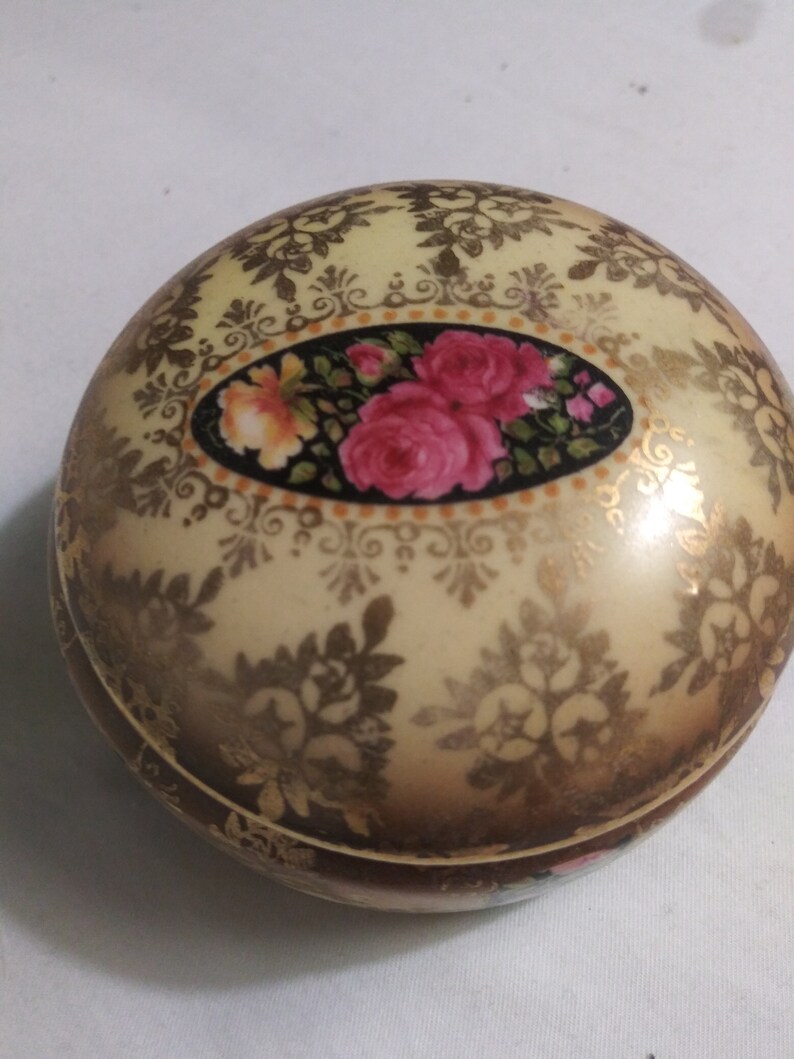 Beautiful petite Vintage Porcelain trinket box