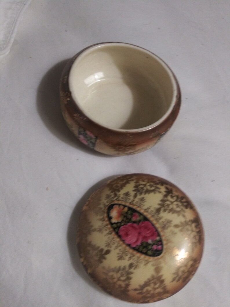 Beautiful petite Vintage Porcelain trinket box