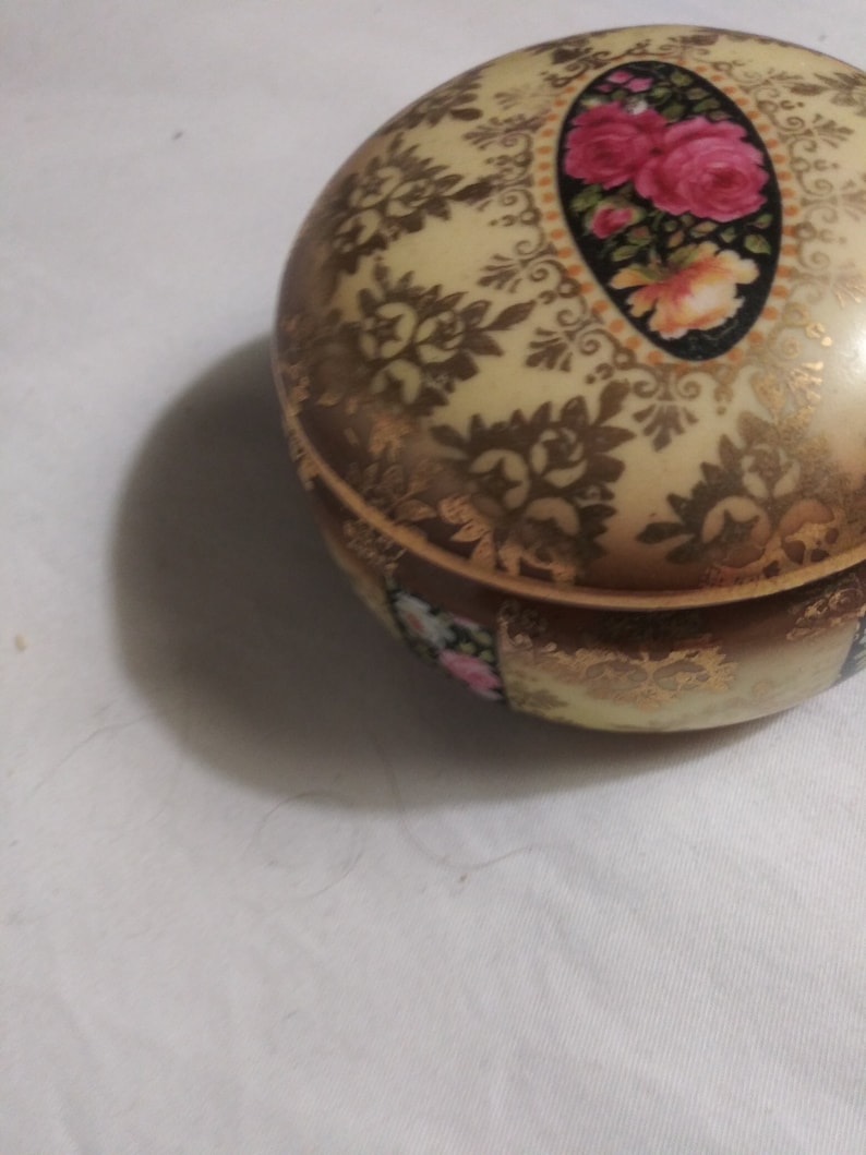 Beautiful petite Vintage Porcelain trinket box