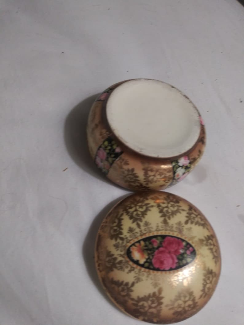 Beautiful petite Vintage Porcelain trinket box